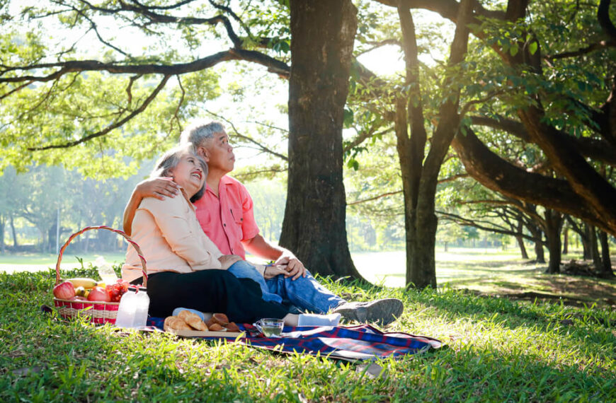 What are the health benefits of outdoor activities for seniors​?