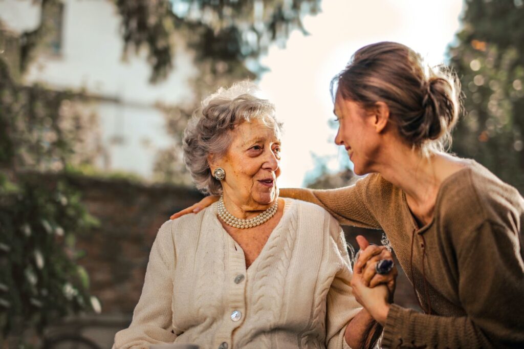 https://www.pexels.com/es-es/foto/hija-adulta-alegre-saludo-feliz-madre-senior-sorprendida-en-el-jardin-3768131/